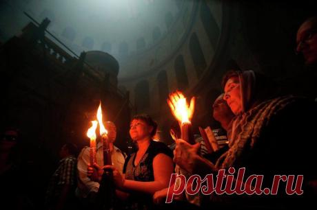 Благодатный огонь сошел в храме Гроба Господня в Иерусалиме | РИА Новости