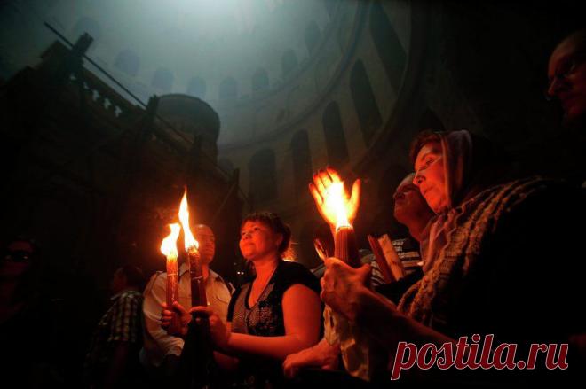 Благодатный огонь сошел в храме Гроба Господня в Иерусалиме | РИА Новости