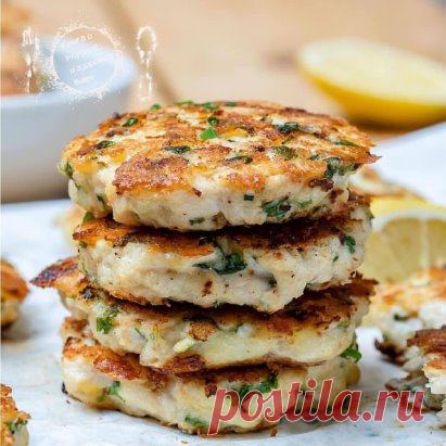 #рецепты
 СОЧНЫЕ КУРИНЫЕ КОТЛЕТКИ
 КБЖУ - 121/ 19/ 3/ 4
 Ингредиенты:
•куриное филе - 300 гр.
•творог - 100 гр.
•яйцо - 1 шт.
•репчатый лук - 1 шт.
•мука - 1 ст.л
•соль/специи по вкусу
 Готовим:
1. Смешиваем все ингредиенты блендером (если нет блендера, то прокручиваем куриное филе, лук и творог в мясорубке, затем добавляем все остальные ингредиенты и перемешиваем до однородности).
Из специй я всегда использую соль, перец и чеснок.
2. Сформировать котлетки влажными ручка...