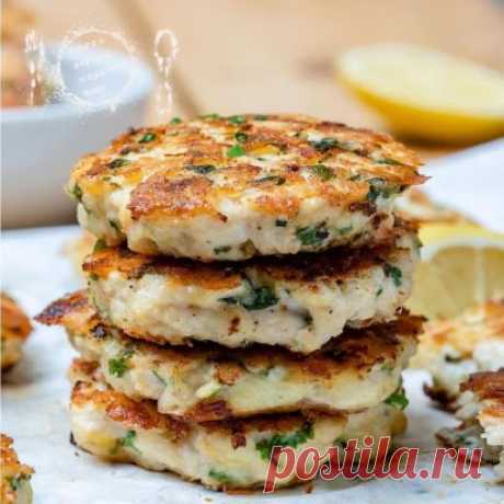 #рецепты
 СОЧНЫЕ КУРИНЫЕ КОТЛЕТКИ
 КБЖУ - 121/ 19/ 3/ 4
 Ингредиенты:
•куриное филе - 300 гр.
•творог - 100 гр.
•яйцо - 1 шт.
•репчатый лук - 1 шт.
•мука - 1 ст.л
•соль/специи по вкусу
 Готовим:
1. Смешиваем все ингредиенты блендером (если нет блендера, то прокручиваем куриное филе, лук и творог в мясорубке, затем добавляем все остальные ингредиенты и перемешиваем до однородности).
Из специй я всегда использую соль, перец и чеснок.
2. Сформировать котлетки влажными ручка...