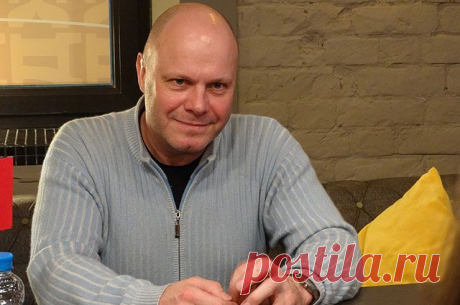 «Живем в гаджетах». Алексей Кортнев о «группах смерти» и воспитании детей Отец пятерых детей Алексей Кортнев уверен: если уделять ребенку достаточно внимания, ни в какие «группы смерти» он не попадет. Ведь ни друзья, ни учителя не способны заменить детям мам и пап.