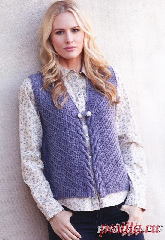 Вязание  женской жилетки  спицами с косами вдоль полочек