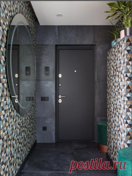 Темная, но оригинальная прихожая. Мозаика - яркий элемент этого пространства. Выбрали круглое зеркало.