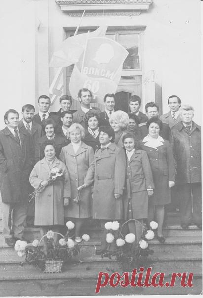 Всесоюзному Ленинскому Коммунистическому Союзу Молодежи 29 октября - 100 лет. Вспомните свою молодость, вспомните друзей и всех кто своим трудом создавал страну и свой характер. Поздравляю ветеранов комсомола с ЮБИЛЕЕМ!