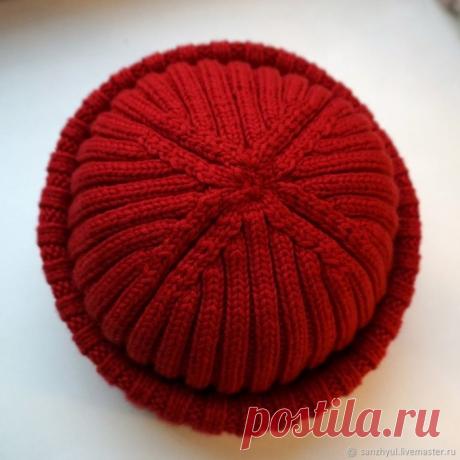 Шапка-резинка с небанальной макушкой. Мастер-класс

Огромная благодарность автору: Sanzhyul

Сложность: средняя 
Время работы: 1 день 
Материалы: пряжа, круговые спицы, чулочные спицы, маркеры, дополнительная спица 

1. Наберите на круговые спицы №3 112, 128 или 144 петли (для шапки на ОГ=56-58 см). Вы можете менять количество петель с шагом 16 пет. Это зависит от вашей плотности вязания и размера будущей шапки! 

С чем это связано? Если внимательно посмотреть на макушку, ...