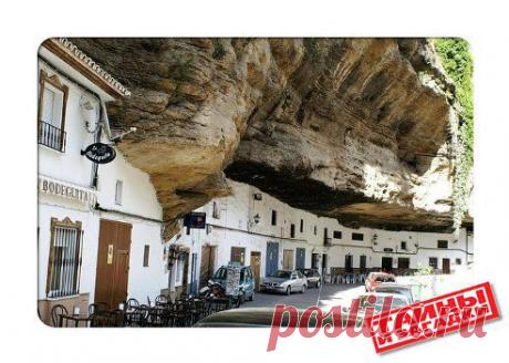 Сетениль де лас Бодегас - город под скалой.

Небольшой городок Сетениль де лас Бодегас (Setenil de las Bodegas) находится в 157 км. к северо-востоку от Кадиса. Часть городка расположена вдоль узкого ущелья реки Рио Трехо и примечательна домами, которые построены в скальных свесах и пещерах за счет добавления внешних стен.