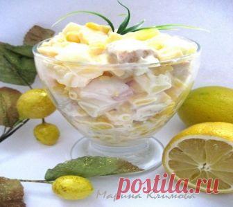 Королевский салат с индейкой, ананасами, кукурузой и сыром.