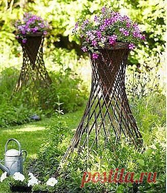 Оригинальное плетение на дачном участке