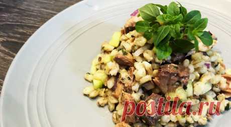 Перлотто Туна-вега - Едим-дома Легкий салат добравшийся до нас из рыбацкого города Пезаро, Италия. Такой салат легко может стать звездой стола, если к вам нежданно нагрянули гости или стать чудесным началом праздничного обеда с семьей. Очень вкусный и легкий в приготовлении. ИНГРЕДИЕНТЫ огурец 2 шт. лук красный 1 шт. пучок базилика 1 шт. чеснок …