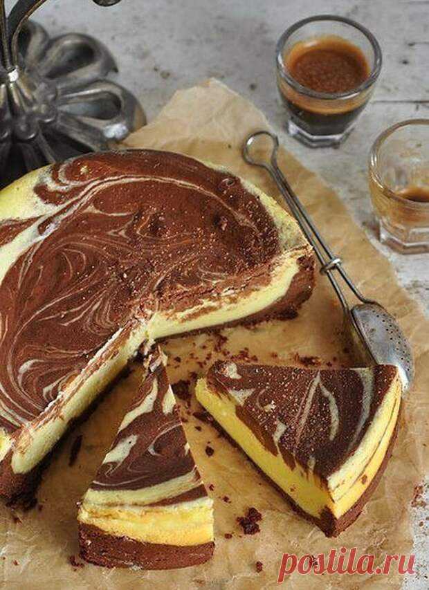 Мраморный творожно-кофейный пирог - Четыре вкуса - Медиаплатформа МирТесен Нежный творожный пирог, по консистенции похожий на чизкейк, с тонким вкусом лимона и шоколадно-кофейными вкраплениями. Всем любителям творожной выпечки нужно обязательно пробовать! Вам потребуется: Форма для выпечки разъёмная, 24 см; 100 г молочного шоколада (у меня горький); 4 яйца; 170 г - 4 марта - 43603340824 - Медиаплатформа МирТесен