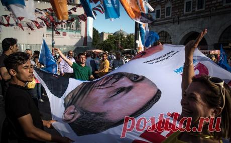 Эрдоган подтвердил планы провести президентские выборы на месяц раньше. Президент Турции Тайип Эрдоган подтвердил, что президентские и парламентские выборы состоятся в стране 14 мая, передает Habertürk.