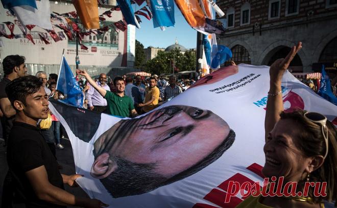 Эрдоган подтвердил планы провести президентские выборы на месяц раньше. Президент Турции Тайип Эрдоган подтвердил, что президентские и парламентские выборы состоятся в стране 14 мая, передает Habertürk.