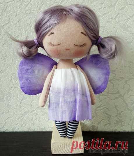 Шьем куколку «лавандовый мотылек» из обрезков ткани Со слов автора. Представляю вам мастер класс: как из обрезков тканей создать милую куколку размером 15 см. У меня остается много небольших кусочков ткани, кружева, лент. Я ничего не выбрасываю! Из эти...