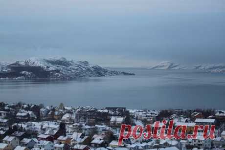 Российская блогерша раскрыла способ бюджетно попасть в Европу. Российская блогерша раскрыла туристам способ попасть в Европу за 8570 рублей. Она рассказала, что бюджетная поездка получится через Мурманск, куда можно купить авиабилет из Санкт-Петербурга за 3070 рублей. Затем можно заказать трансфер в норвежский город Киркенес за 5,5 тысячи рублей.