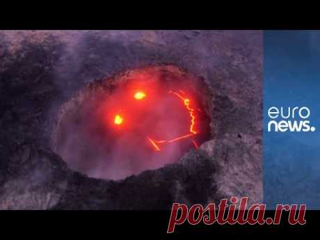 Как улыбаются вулканы?Гавайский вулкан Килауэа — один из самых необычных на планете. 
По гавайской мифологии, Килауэа является местом обитания Пеле, богини вулканов. Ее имя дано некоторым лавовым образованиям: «слезами Пеле» называют маленькие фрагменты лавы, которые охлаждаются на воздухе и принимают форму капли, а «волосы Пеле» — результат охлаждения брызг лавы на ветру. Судя по тому, что на видео лава сложилась в улыбающееся лица, в жизни Пеле недавно произошло что-то приятное.