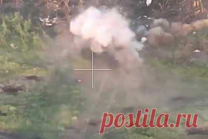 Появилось видео срыва украинского наступления Героем России. Министерство обороны РФ опубликовало видео, на котором расчет противотанковой управляемой ракеты (ПТУР) срывает наступление Вооруженных сил Украины на одном из участков фронта. Расчетом командовал Герой России сержант Юрий Щербаков. По его словам, он получил сообщение о начале наступления на соседние позиции.