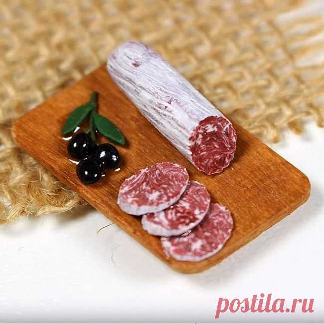 Колбаса и мясо из полимерной глины своими руками. Мастер-классы Если в доме есть куклы, то скорее всего у них есть одежда, мебель, а может и кукольный домик. Ну, а какая игра в куклы может быть без понарошковой кукольной посуды и еды? Где же взять еду для кукол? Конечно, сделать своими руками! Например, из полимерной глины, которая отлично мимикрирует под разные фактуры, текстуры и материалы.А ещё миниатюра из полимерной глины может стать великолепным подарком для любого, ...