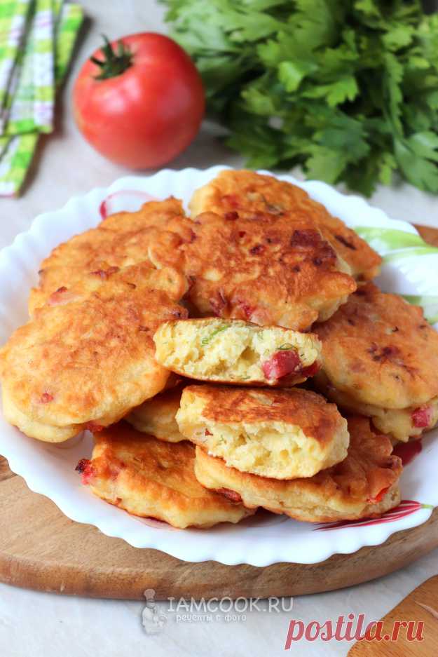 Оладьи на кефире с колбасой и помидорами — рецепт с фото пошагово