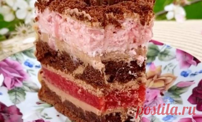 Шоколадно клубничный торт с муссом и конфи простой рецепт пошаговый Шоколадно клубничный торт с муссом и конфи простой рецепт. Бисквит 18 см: 210 г муки, 200 г сахара, 110 г молока, 100 г кипятка, 45 г какао, 45 г раст.масла без запаха, 2 больших яйца, 1 ч.л. разрыхлителя, 1/3 соды, 1/4 ч.л. соли. Продукты комнат.темп. Мусс 15 см: 100 г клубники, 90 г холодных