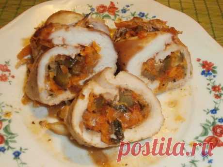 Пикантный рулет из куриной грудки с овощами