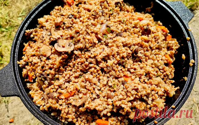 Как готовили гречку наши прабабушки? Рецепт был на много полезнее и вкуснее, чем обычный.  И самое интересное, что гречка получается рассыпчатая и без всяких «запариваний». Рецепт: 200 г гречки замочите на ночь в воде. Утром откиньте на дуршлаг. В 1 л молока развести 2 ст. ложки сливочного масла, всыпать 1 стакан гречки, посолить по вкусу, варить 15 минут, разровнять. Кушать ложкой. Вот и все!