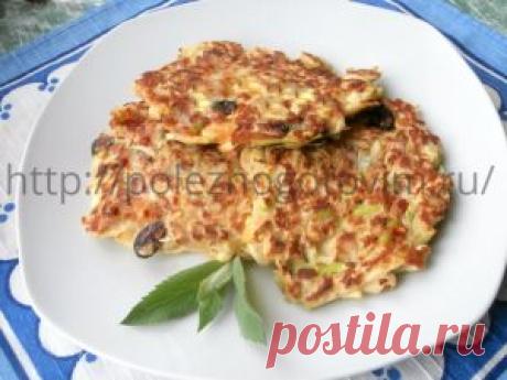 Диетические оладьи из кабачков с яблоком и изюмом