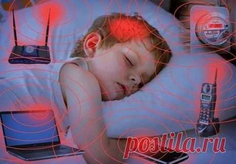 Wi-Fi: молчаливый убийца, который убивает нас медленно
Об этом никто раньше не говорил! Берегите себя и близких!
Беспроводная сеть Wi-Fi, которую мы используем, чтобы подключаться к интернету без кабелей сегодня используется фактически повсюду. Однако мало кто знает о том, что у работников сервиса, которые обслуживают Wi-Fi оборудование есть конкретные инструкции, чтобы минимизировать вред их здоровью.
Wi-Fi: молчаливый убийца, который убивает нас медленно
Наши беспроводные устройства, такие к