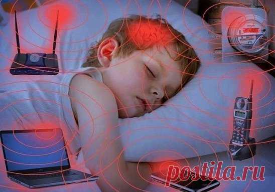 Wi-Fi: молчаливый убийца, который убивает нас медленно
Об этом никто раньше не говорил! Берегите себя и близких!
Беспроводная сеть Wi-Fi, которую мы используем, чтобы подключаться к интернету без кабелей сегодня используется фактически повсюду. Однако мало кто знает о том, что у работников сервиса, которые обслуживают Wi-Fi оборудование есть конкретные инструкции, чтобы минимизировать вред их здоровью.
Wi-Fi: молчаливый убийца, который убивает нас медленно
Наши беспроводные устройства, такие к