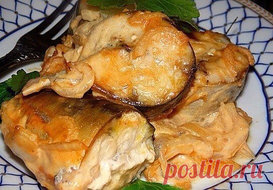 Предлагаем запечь рыбу в горчичном соусе-маринаде. Особо вкусной по...  даётся она с картофельным пюре, жареным картофелем, рисом и маринованными яблоками. Что нам понадобится: Рыбное филе – 1 килограмм; Горчица (соус) острая – 2 столовые ложки; Горчица в зёрнах – 1 столовая ложка; Соль; Перец; Масло растительное – 100 миллилитров. Как готовим? 1. Первым делом филе хорошенько промываем холодной водой. Добавляем к нему соус-горчицу, солим и перчим по вкусу. 2.