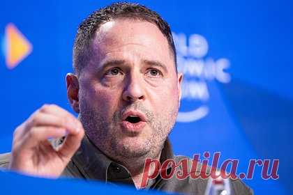 В офисе Зеленского отвергли идею перехода Украины в оборону. Переход Вооруженных сил Украины (ВСУ) к оборонительной позиции приведет к заморозке конфликта, заявил глава офиса украинского лидера Владимира Зеленского Андрей Ермак. Он подчеркнул, что Киев никогда не примет подобное развитие событий. В то же время Ермак отметил, что ситуация на фронте сложная.