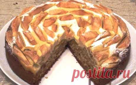 Медовый пирог с творожным суфле и яблоками
