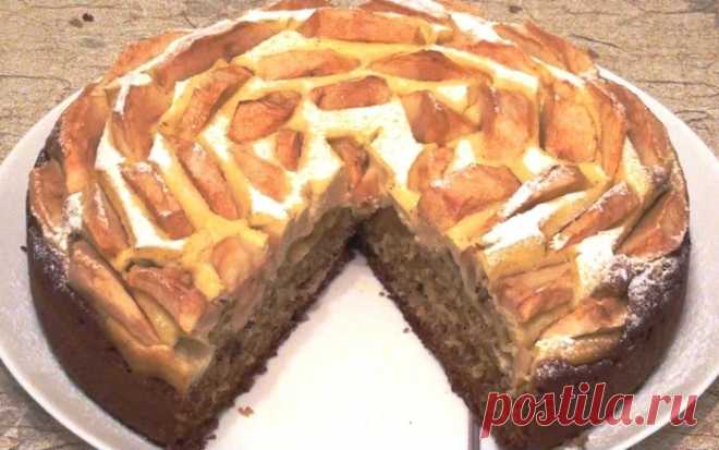 Медовый пирог с творожным суфле и яблоками