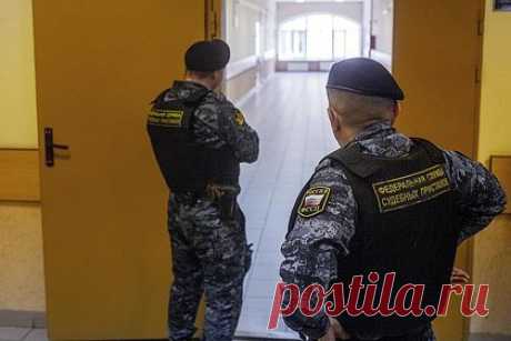 Пугавший россиян уголовной ответственностью житель Москвы предстанет перед судом. В Угличе перед судом предстанет житель Москвы, требовавший у людей деньги под угрозой привлечения их близких к уголовной или административной ответственности. Преступление было совершено в апреле 2023 года. Всего потерпевшие перевели ему 650 тысяч рублей. Мужчину задержали и возбудили в отношении него дело.