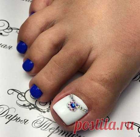 Blue-White-Rhinestone Toe NailArt