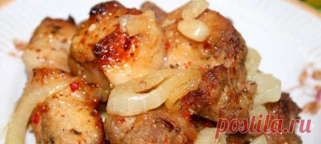 Шашлык в духовке на луковой подушке — нереально вкусное блюдо Шашлык на луковой подушке — блюдо, которое можно есть даже тем, кто на диете. Мясо получается сочным, ароматным и не жирным. Лук придает ему особенную нежность и мягкость. Подавать такой шашлык можно с любым гарниром или овощным салатом...