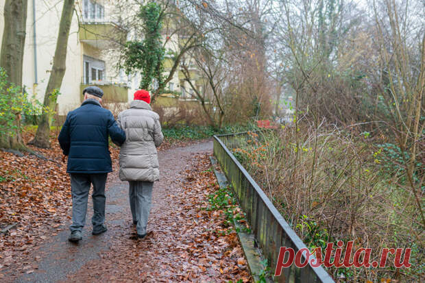 После 90 это у каждого второго. Как отличить маразм от деменции, объясняет невролог - ПолонСил.ру - социальная сеть здоровья - 19 ноября - 43893173831 - Медиаплатформа МирТесен В любом ухудшении памяти пожилого человека нам чудится слабоумие, но это не всегда так Сегодня забыл, куда убрал кошелек с пенсией, завтра — что делал накануне, а через несколько месяцев — собственный адрес и имена родных. Если такое случилось с близким человеком, родственники начинают перебирать - ...