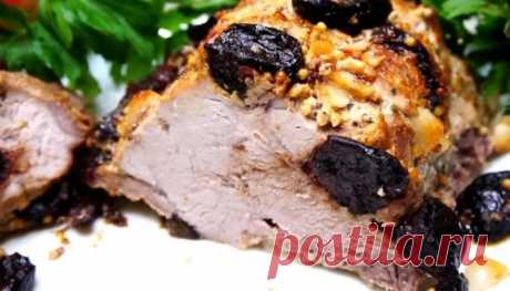 Мясной деликатес с черносливом и чесноком: готовим в духовке