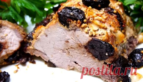 Мясной деликатес с черносливом и чесноком: готовим в духовке