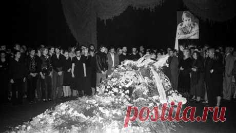 Фото: Кумир миллионов: 40 лет назад Москва хоронила Высоцкого 28 июля 1980 года в Москве состоялись похороны всенародно любимого барда, поэта и актера Владимира Высоцкого. Тремя днями ранее он скончался в своей квартире от острой сердечно-сосудистой недостаточности в возрасте 42 лет. Панихида по усопшему проводилась в подъезде его дома на Малой Грузинской улице, прощание – в здании Театра на Таганке, а хоронили кумира миллионов на Ваганьковском кладбище.
