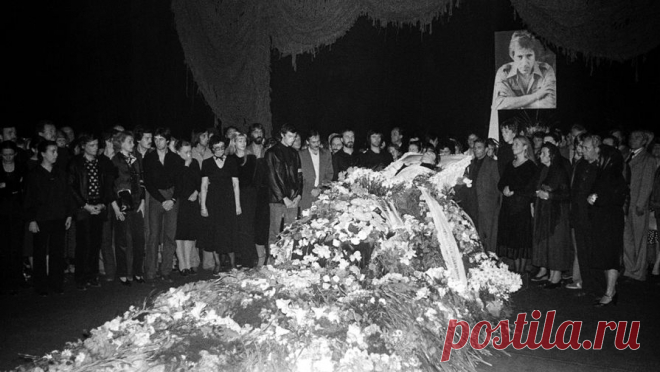 Фото: Кумир миллионов: 40 лет назад Москва хоронила Высоцкого 28 июля 1980 года в Москве состоялись похороны всенародно любимого барда, поэта и актера Владимира Высоцкого. Тремя днями ранее он скончался в своей квартире от острой сердечно-сосудистой недостаточности в возрасте 42 лет. Панихида по усопшему проводилась в подъезде его дома на Малой Грузинской улице, прощание – в здании Театра на Таганке, а хоронили кумира миллионов на Ваганьковском кладбище.