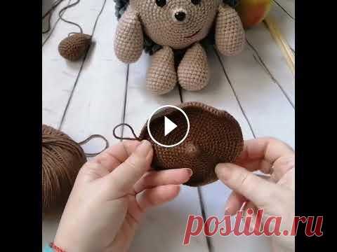 Амигуруми. Мк ёжик крючком. Часть 1 Связан по схеме Ю. Мусатовой. Материалы:Пряжа плюшевая.0.5мотка,если 100гр-120 метров,пряжа на тело-меньше 0.5 мотка(опять же зависит от номера крючка...