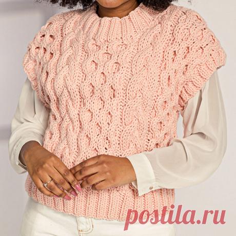 Кремово-розовый жилет крупной вязки с объёмными косами и сотами (схема узора)