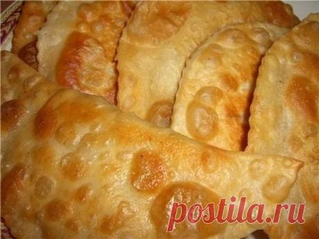 Правильные чебуреки. Самый удачный рецепт

Секрет этого рецепта, по моему мнению, заключается в тесте - оно получается мягким и вкусным:

Ингредиенты:

Тесто:
- 3.5 стакана муки ;
- 350 мл воды;
- 1 яйцо;
- 1 стол. Ложка топленого масла (или просто масла)
- 0.5 чайной ложки соли.

Приготовление:

1. Вскипятить воду с солью и маслом (масло придает готовым чебурекам характерную "пузырчатость").
2. Немедленно заварить в ней 1/2 стакана муки, стараясь размешать комки, и дать о...