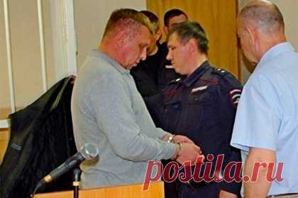 Обманувший дольщиков россиянин досрочно выйдет из тюрьмы. Застройщик Александр Нестеров выйдет на свободу по условно-досрочному освобождению. Россиянин был приговорен к тюремному сроку за обман дольщиков. Решение об освобождении предпринимателя в конце ноября 2021 года вынес Калининский суд в Тюмени. Застройщика приговорили к четырем годам колонии в 2018 году.