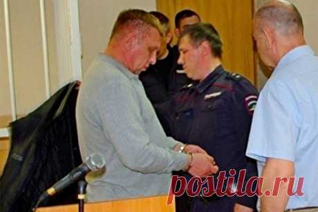 Обманувший дольщиков россиянин досрочно выйдет из тюрьмы. Застройщик Александр Нестеров выйдет на свободу по условно-досрочному освобождению. Россиянин был приговорен к тюремному сроку за обман дольщиков. Решение об освобождении предпринимателя в конце ноября 2021 года вынес Калининский суд в Тюмени. Застройщика приговорили к четырем годам колонии в 2018 году.