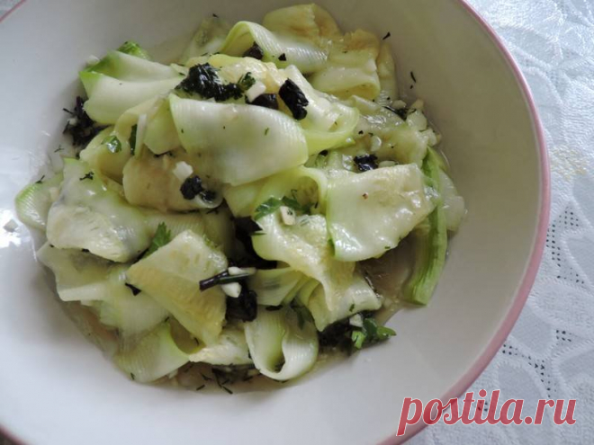 Закуска из Кабачков 




Очень простая, а самое главная вкусная идея как можно приготовить кабачки. Требует минимум затрат, дарит массу удовольствия. 

Что нужно:Кабачки - 600 грЧеснок - 3 зубчикаЗелень - любая на Ваш вк…