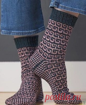 Носки в технике «ленивый жаккард» Размеры:XS (S, M, L, XL)Окружность стопы – 16.5 (18, 19, 21, 22) см с отрицательным припуском 1.5 см,Длина стопы – 18 (19.5, 21.5, 23.5, 25.5) см.Необходимые материалы:Пряжа Hazel Knits Artisan Sock (90% шерсть, 10% нейлон; 366 м / 120 грамм в мотке) – по 1 мотку темного цвета (нить МС) и...