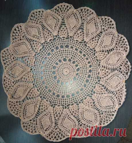 Кружка в одежде и салфетка.