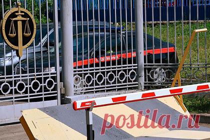 Бывшего вице-мэра Ставрополя осудят за организацию двух убийств. В Ставропольском крае суд рассмотрит дело 55-летнего бывшего вице-мэра, обвиняемого в организации заказного убийства двух человек. В октябре 2004 года двое мужчин в момент выезда вице-мэра со двора на автомобиле подорвали взрывное устройство, однако оно сработало с опозданием, и жертва осталась жива.