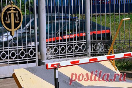 Бывшего вице-мэра Ставрополя осудят за организацию двух убийств. В Ставропольском крае суд рассмотрит дело 55-летнего бывшего вице-мэра, обвиняемого в организации заказного убийства двух человек. В октябре 2004 года двое мужчин в момент выезда вице-мэра со двора на автомобиле подорвали взрывное устройство, однако оно сработало с опозданием, и жертва осталась жива.